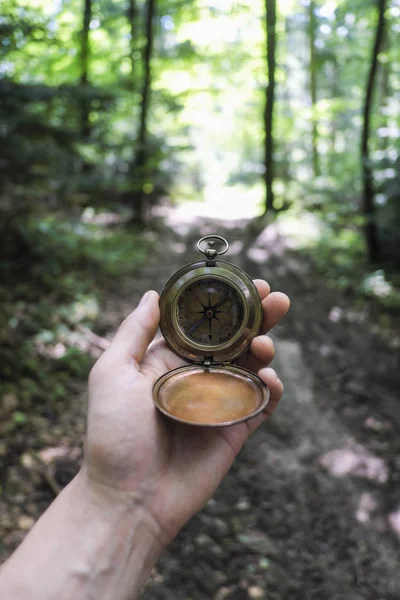 Man met kompas in de hand — Stockfoto