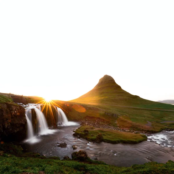 Colorido amanecer en la cascada Kirkjufellsfoss — Foto de Stock