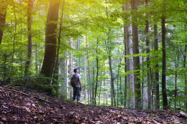 Einsamer Mann im wilden Wald — Stockfoto