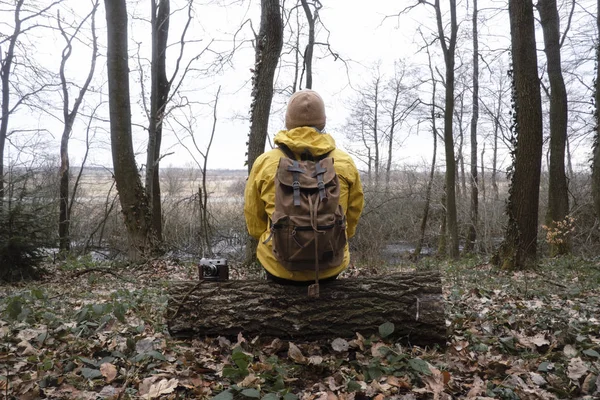 Man with backpack in wild forest — Stock Photo, Image