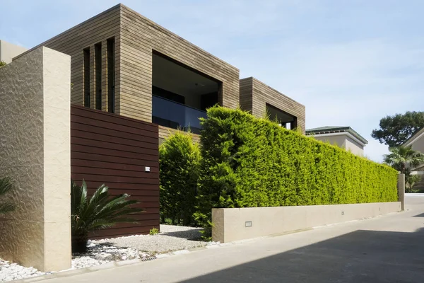 Casas modernas con pared de plantas verdes — Foto de Stock
