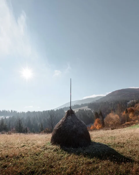 Geweldige landelijke scène op de vallei van de herfst — Stockfoto