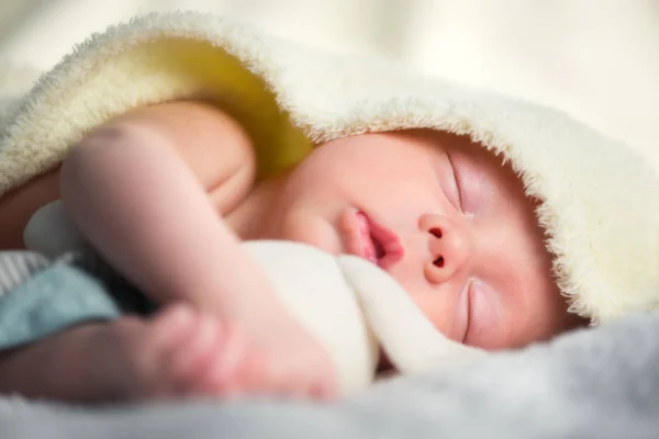 生まれたばかりの赤ちゃん男の子白いじゅうたんのクローズ アップ — ストック写真