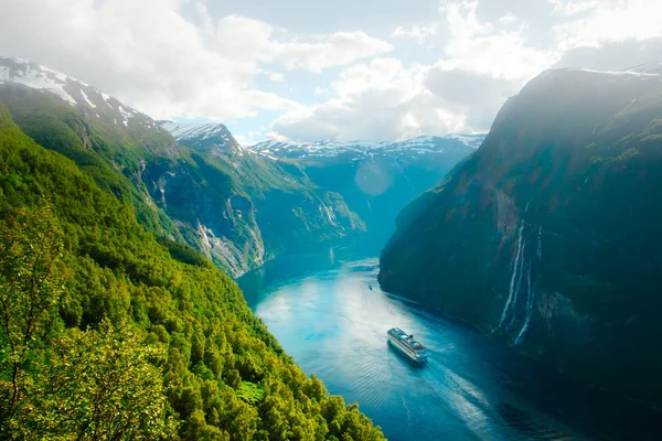 Sunnylvsfjorden fiyordunun nefes kesici manzarası — Stok fotoğraf