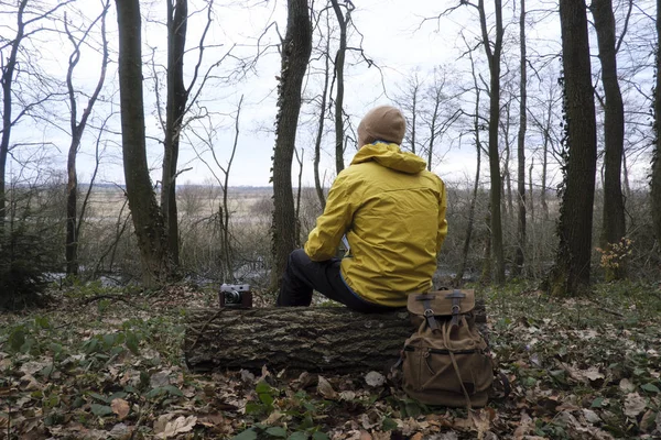 Hombre con mochila en bosque salvaje —  Fotos de Stock