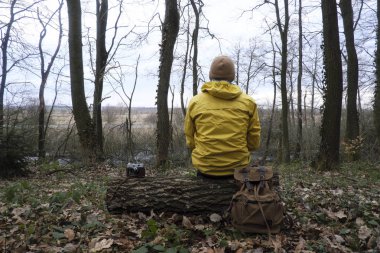 Sırt çantası vahşi orman içinde olan adam