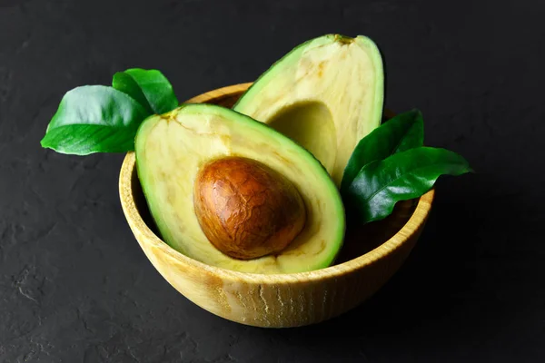 Vers avocado fruit op een houten plank — Stockfoto