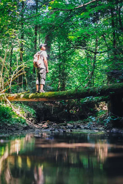Einsamer Mann im wilden Wald — Stockfoto