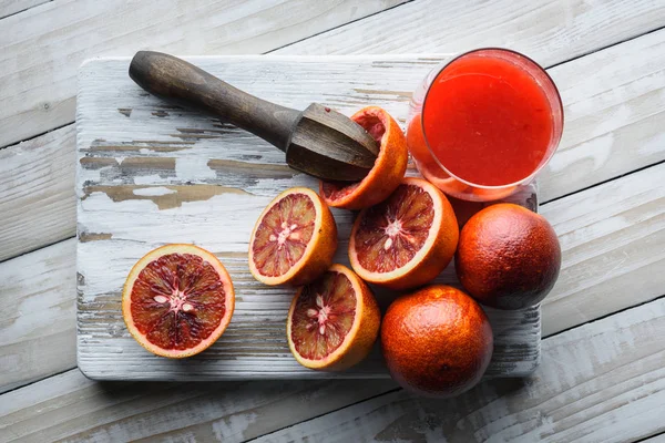 Rode Siciliaanse oranje stukken op houten plank closeup — Stockfoto