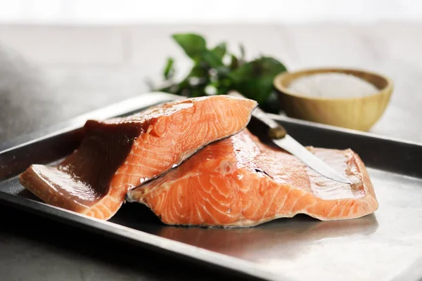 Filetto di pesce salmone su piatto metallico primo piano — Foto Stock