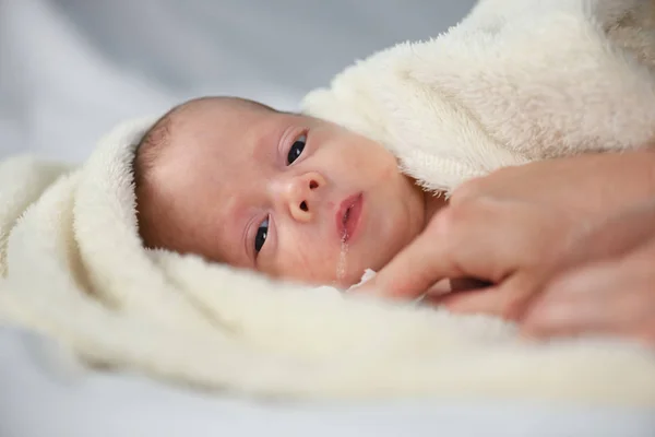 Menino recém-nascido no tapete branco closeup — Fotografia de Stock