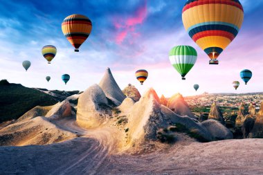 Güneşin doğuşunda renkli balonlar