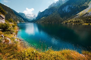 Muhteşem dağ gölü Gosausee sabahı