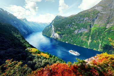 Sunnylvsfjorden fiyordunun nefes kesici manzarası