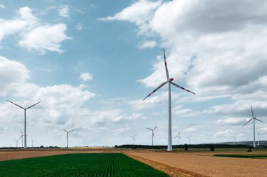 Rüzgar türbini tarım alanı