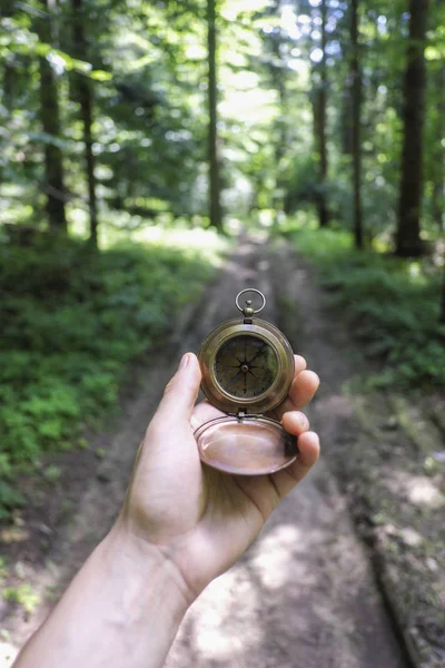 Man met kompas in de hand — Stockfoto