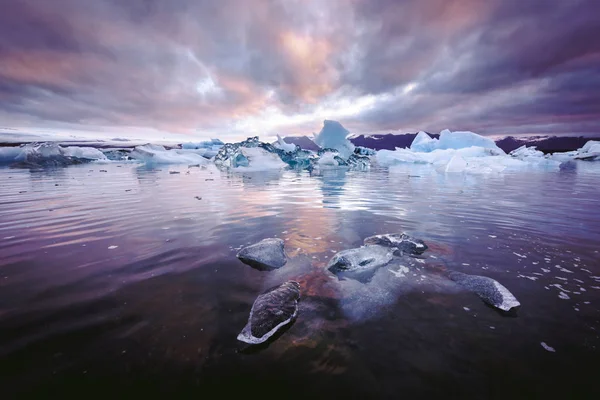 Jéghegyek a Jokulsarlon glaciális lagúnában — Stock Fotó