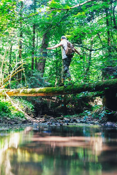 Hombre solo en el bosque salvaje — Foto de Stock