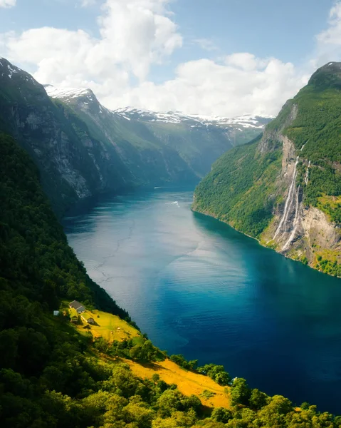 Vista deslumbrante do fiorde Sunnylvsfjorden — Fotografia de Stock