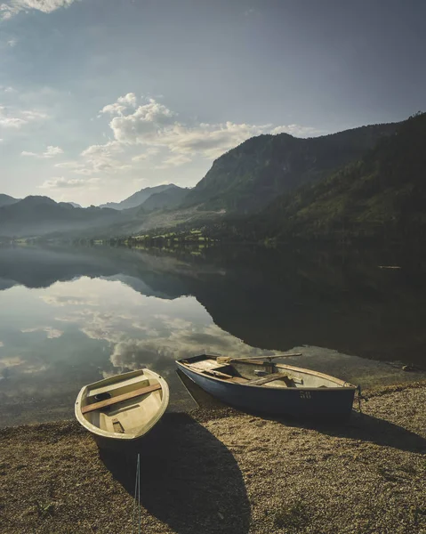 Zonnige Zomerochtend op Grundlsee lake — Stockfoto