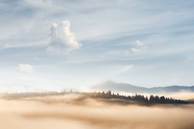 Sonbahar dağlarında inanılmaz bir manzara