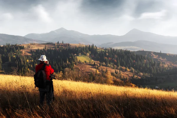 Fotógrafo tirando foto da paisagem do outono — Fotografia de Stock