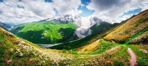 Panorama z letní Kavkazu — Stock fotografie