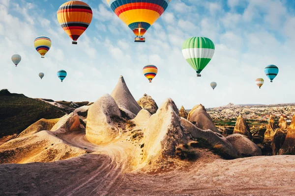 Färgballonger i soluppgången himlen — Stockfoto