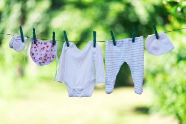 Bebek giysileri Bahçe clothesline üzerinde