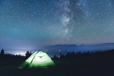 Yeşil çadır içeriden aydınlatıldı.