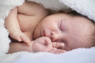 Yeni doğan bebek çocuk beyaz halı portre üzerinde