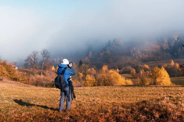 Fotógrafo tirando foto da paisagem do outono — Fotografia de Stock