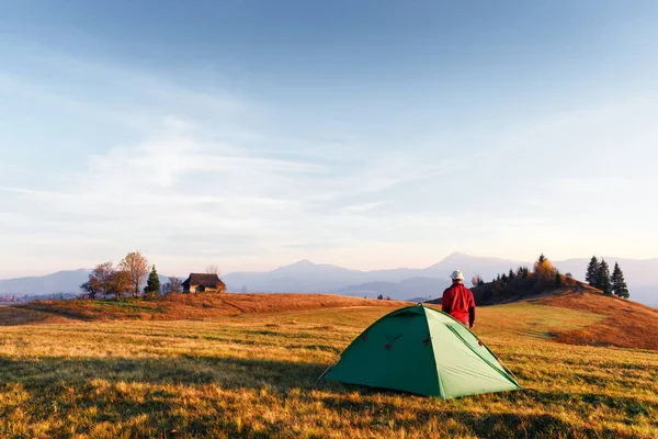 Turist nära sitt tält — Stockfoto