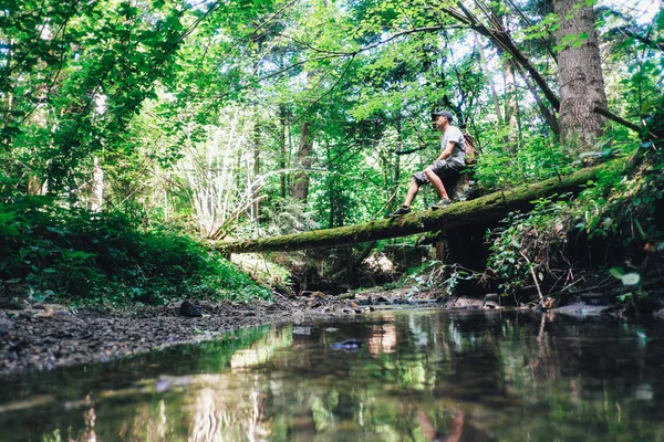 Hombre solo en el bosque salvaje —  Fotos de Stock