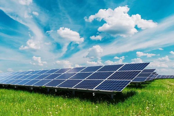 Panel solar sobre fondo azul del cielo — Foto de Stock