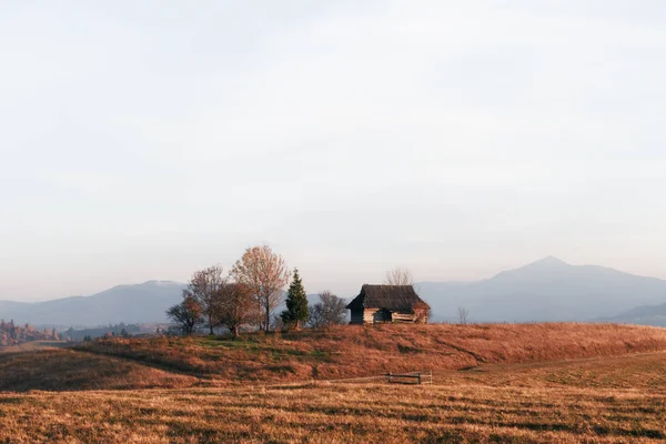 Gunung Lembah Selama Matahari Terbit Sendirian Rumah Musim Gugur Berkabut — Stok Foto