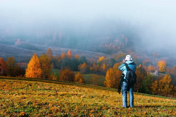 摄影师为秋季风景拍照 — 图库照片