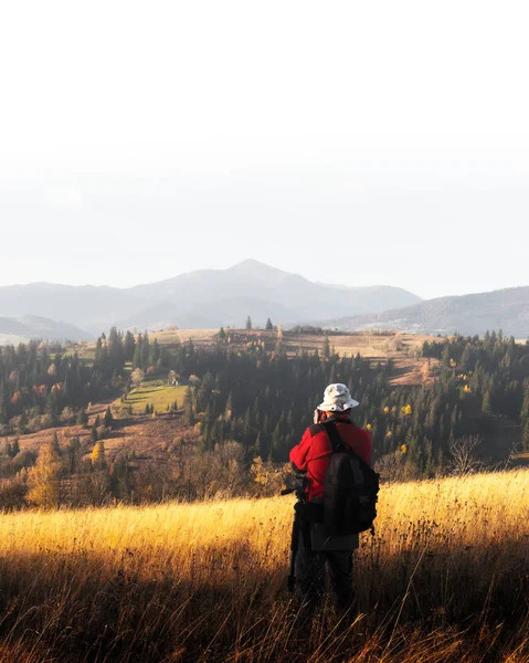 Fotograf fotografiert Herbstlandschaft — Stockfoto