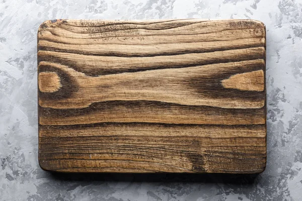 Vieille planche de bois de chêne sur table en béton grunge — Photo