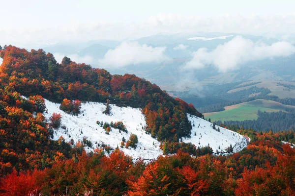 Amazing scene on autumn mountains — Stock Photo, Image