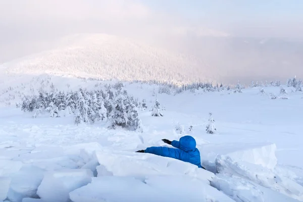 Um homem coberto com uma avalanche de neve — Fotografia de Stock