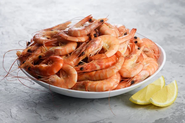 Big boiled shrimps in white plate — Stock Photo, Image