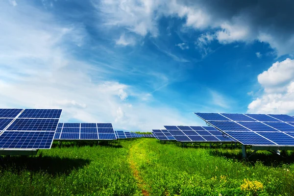 Panel solar sobre fondo azul del cielo — Foto de Stock