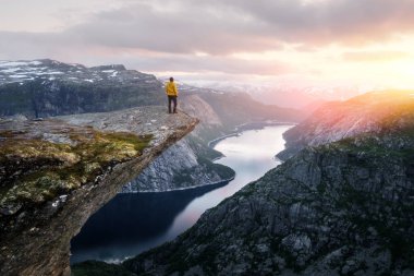 Yalnız turist Trolltunga kaya