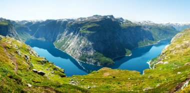 Ringedalsvatnet göl kenarında Trolltunga