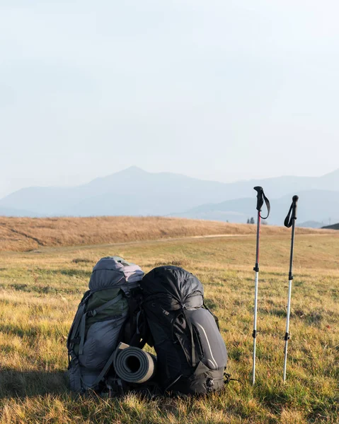 Två ryggsäckar i bergen dal — Stockfoto