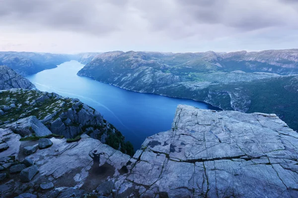 Misty mañana en Preikestolen — Foto de Stock