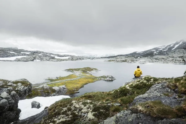 Tipico paesaggio norvegese con montagne innevate — Foto Stock