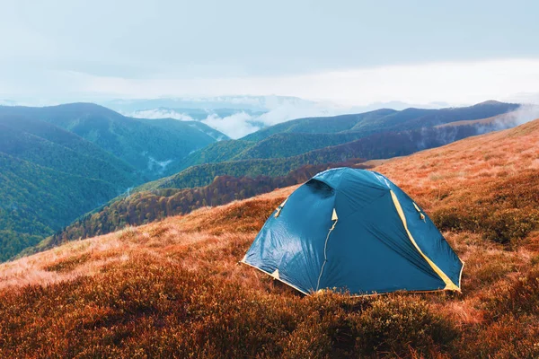Tent on autumn mountains — Stock Photo, Image