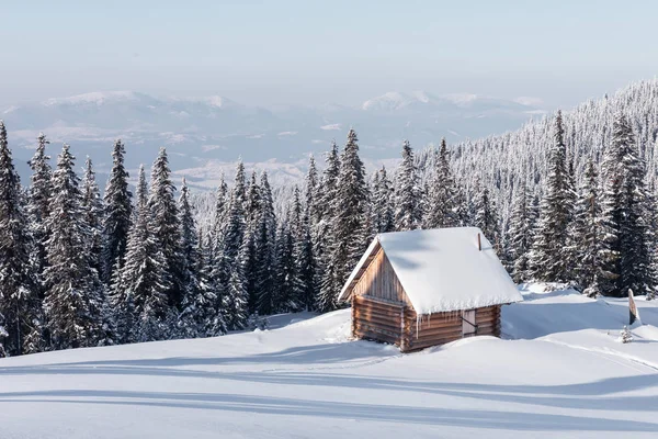 Paesaggio fantastico con casa innevata — Foto Stock